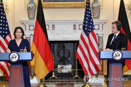 토니 블링컨 미국 국무장관과 안나레나 배어복 독일 외교장관이 5일(현지시간) 미 워싱턴DC 국무부 청사에서 공동 회견을 하고 있다.  워싱턴=로이터 연합뉴스